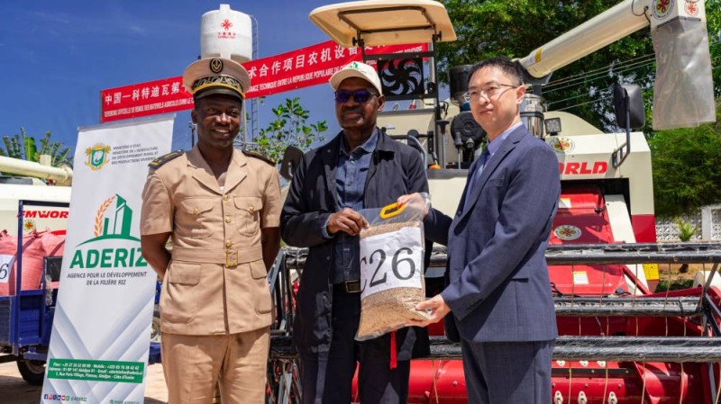 Le directeur général de l’Aderiz, Yacouba Dembélé, recevant un échantillon des semences des mains du représentant de l’État chinois. (Ph: Dr)