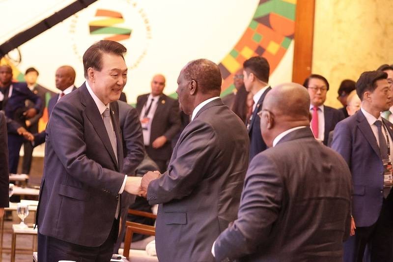 Alassane Ouattara et le président Coréen. (dr)