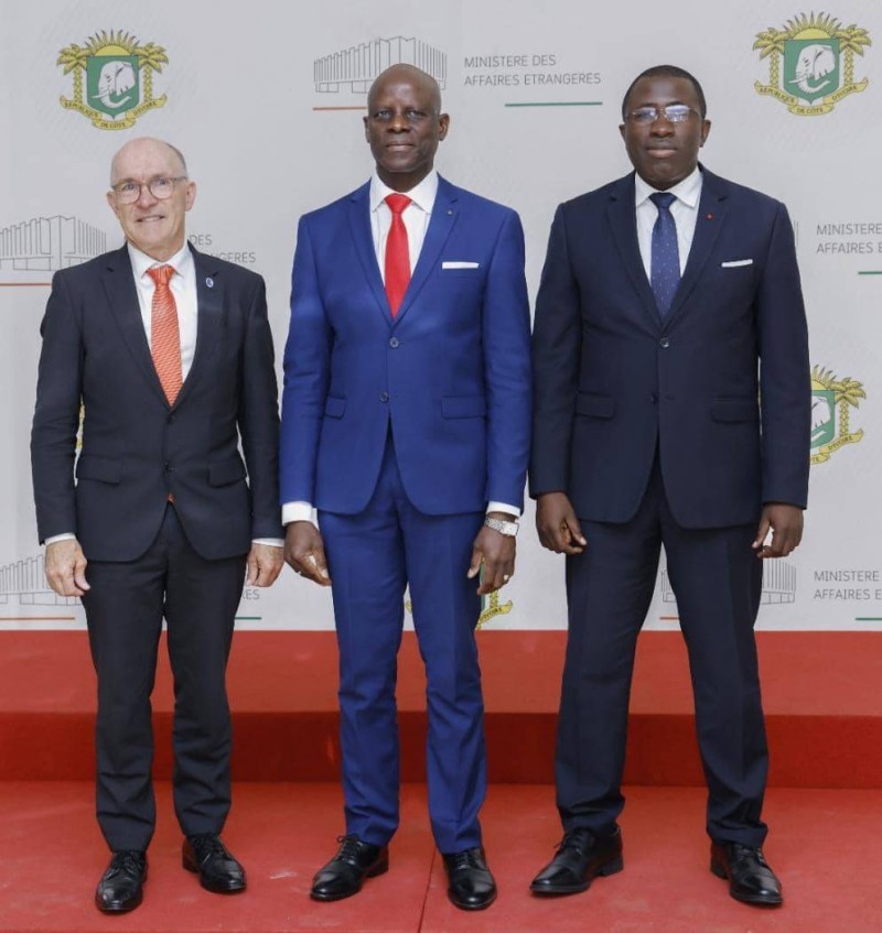 Le ministre de l'Enseignement supérieur et de la Recherche scientifique, Adama Diawara et ses hôtes. (DR)
