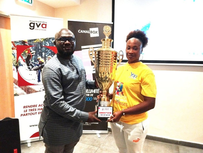 Le trophée du gagnant 2024 présenté au public. (DR)