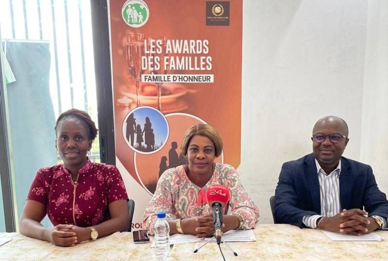 Mme Konan Hortense (1ère à partir de gauche) promotrice des Awards des familles