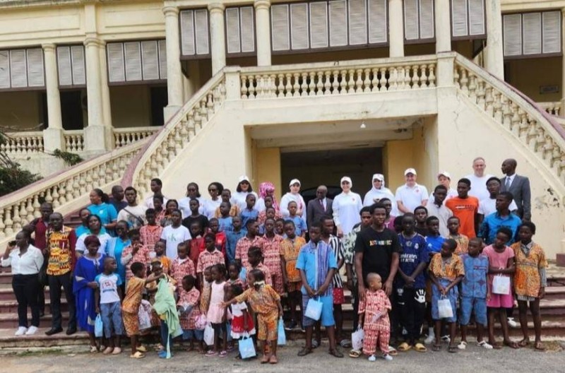 Les membre de l'Association Gecm-Ci et les enfants de l'orphelinat