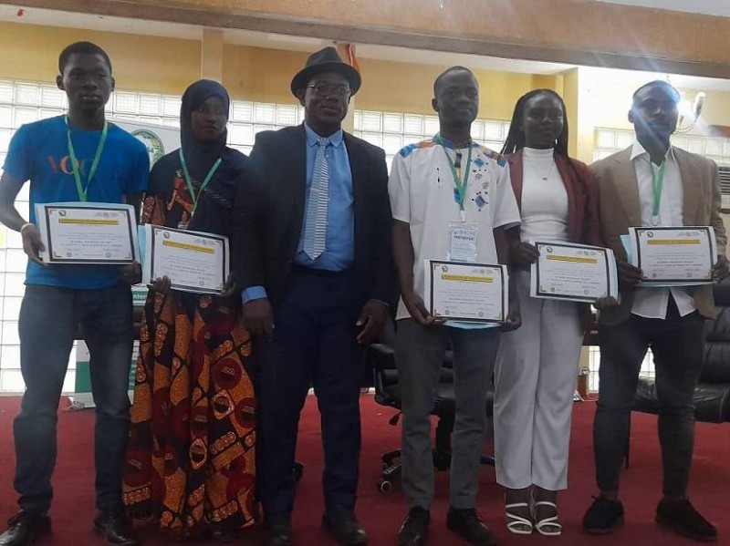 Le coordonnateur général des jeunes des 54 pays d’Afrique (G54 Afrique), Assim Saba (en chapeau), avec des jeunes qui ont reçu des attestations. (Ph: Dr)
