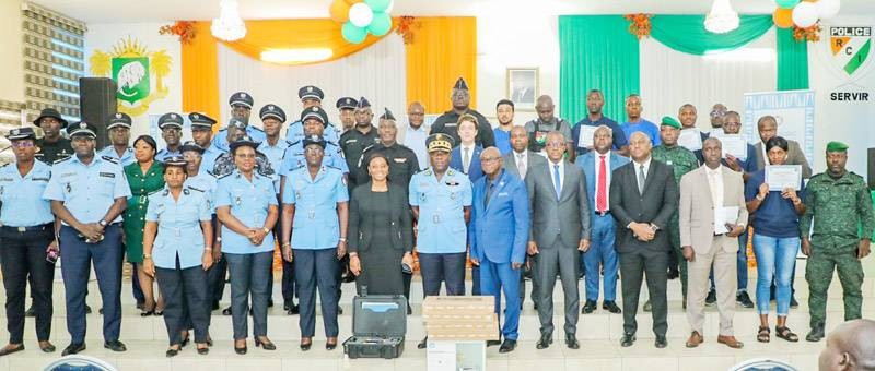 Les acteurs de la lutte posent avec le DGA, Timité Namori, chargé de la police judiciaire (au centre). (Ph: DGPN)