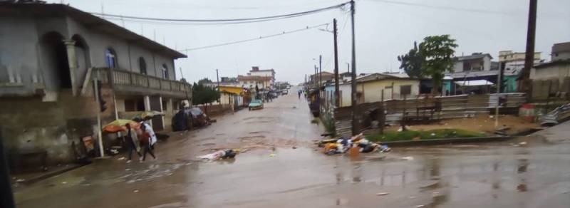 Des ordures sur la chaussée après la pluie. ( Ph:Dr)