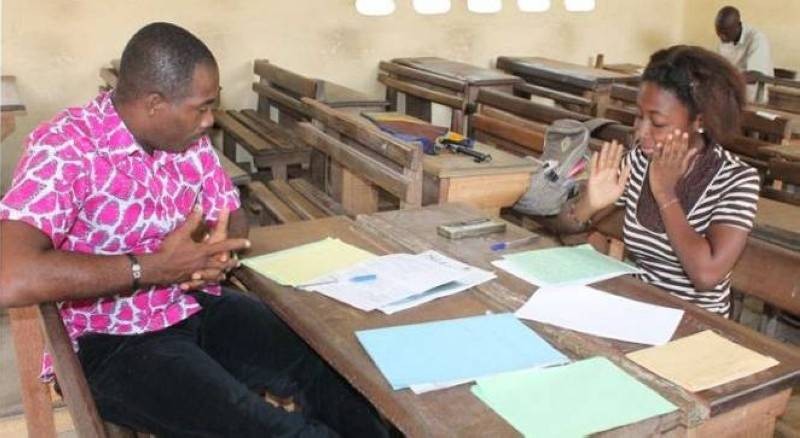 Une candidate devant un examinateur. (Ph: Dr)