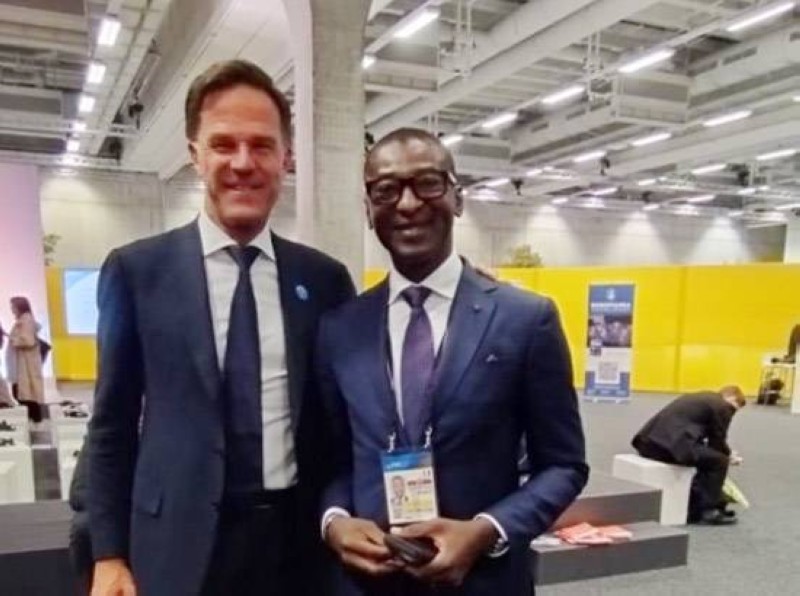 L'ambassadeur Azize Diabaté (à gauche) avec le Premier ministre néerlandais Mark Rutte, à la conférence de reconstruction de l'Ukraine. (Ph: Dr)