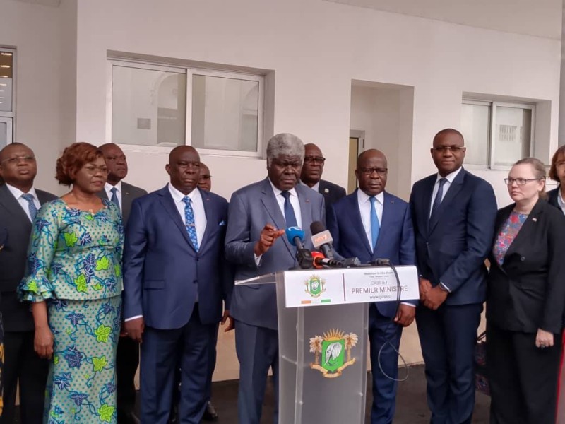 Membres du Gouvernement et partenaires techniques et financiers réunis autour du Premier ministre. (Ph: Sébastien Kouassi)