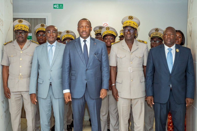 Le ministre entouré du corps préfectoral et de certains responsables du programme. (Ph: Dr)