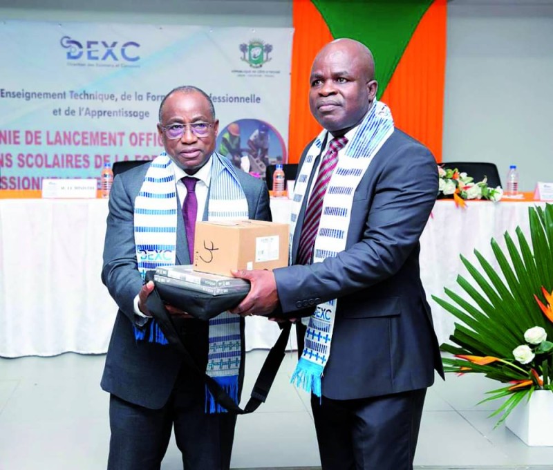 Le ministre Koffi N'guessan (à gauche) a remis des kits au directeur des examens et concours, Yéo Donapoho, pour le bon déroulement des épreuves. (Ph: Dr)