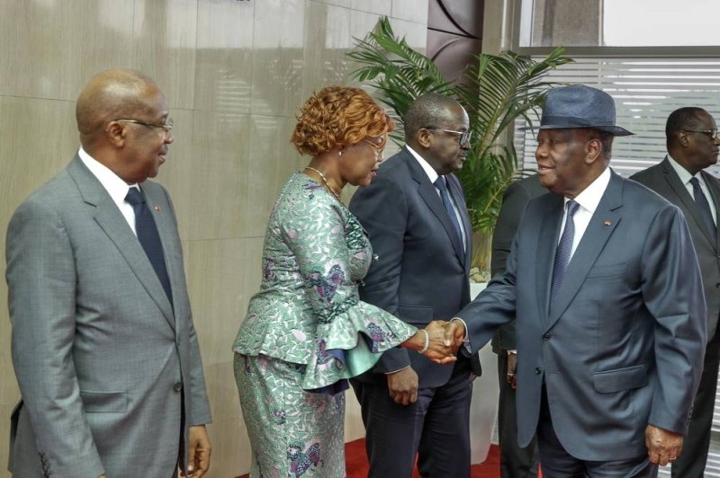 A l’aéroport international Félix Houphouët-Boigny de Port-Bouët, avant de quitter Abidjan, Alassane Ouattara a reçu les civilités de plusieurs hautes personnalités ivoiriennes, avec à leur tête le vice-Président de la République, Tiémoko Meyliet Koné. (Ph: Dr)