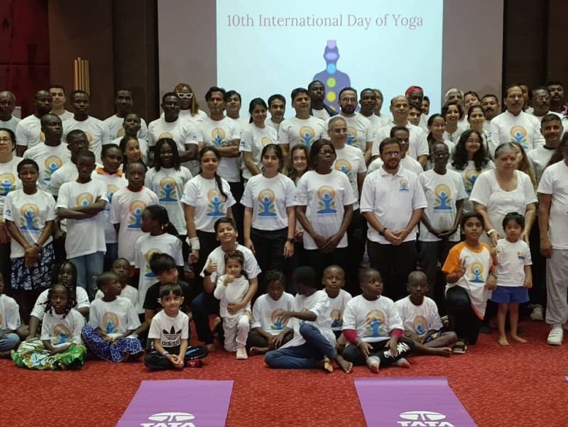 L'ambassadeur a décidé d'offrir des cours gratuits de Yoga aux populations. (DR)
