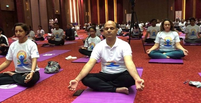L'ambasseur de l'Inde en Côte d'Ivoire en plein méditation. (DR)