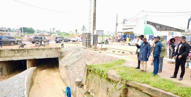 Bouaké Fofana et sa délégation ont visité plusieurs ouvrages de drainage. (Ph: Dr)
