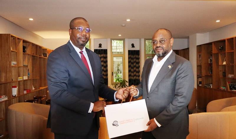 Yohannes Mekbebe, président de l’Amcham (à droite) et le Kitifolo Kignaman-Soro, Dg du Guce-Ci ont échangé quelques présents. (Ph: Dr)