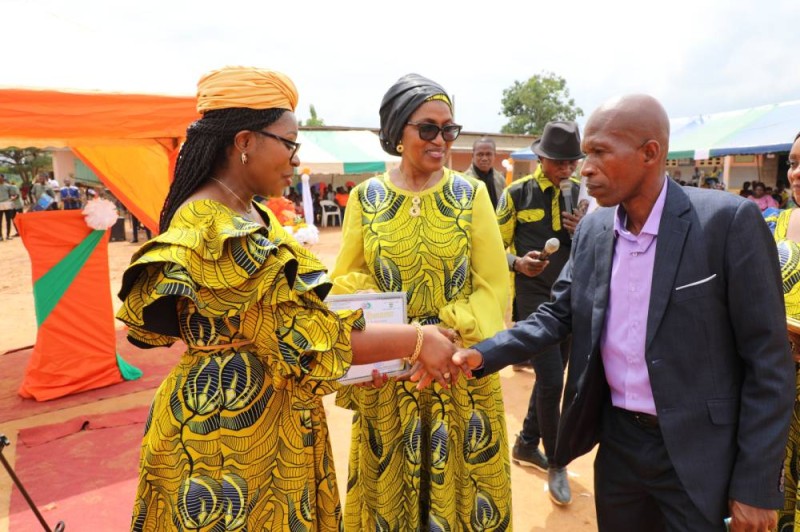 La directrice du Protocole d’Etat et de la logistique du ministère des Affaires étrangères, de l’Intégration africaine et des Ivoiriens de l'extérieur, Koré Cynthia, remettant un prix. (Ph: Dr)