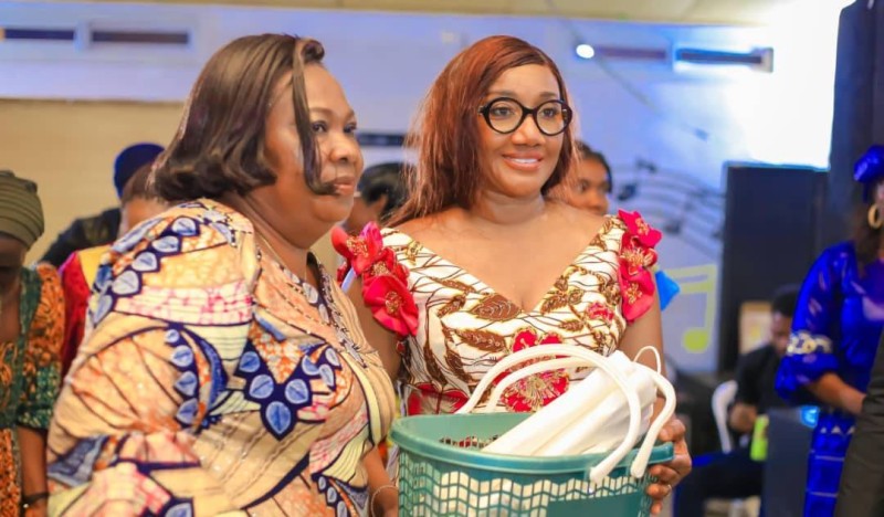Une femme recevant un cadeau des mains de madame le maire (DR)