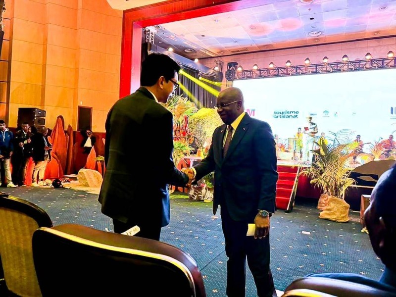 Le ministre ivoirien du tourisme, Siandou Fofana salue le Président malgache (DR)