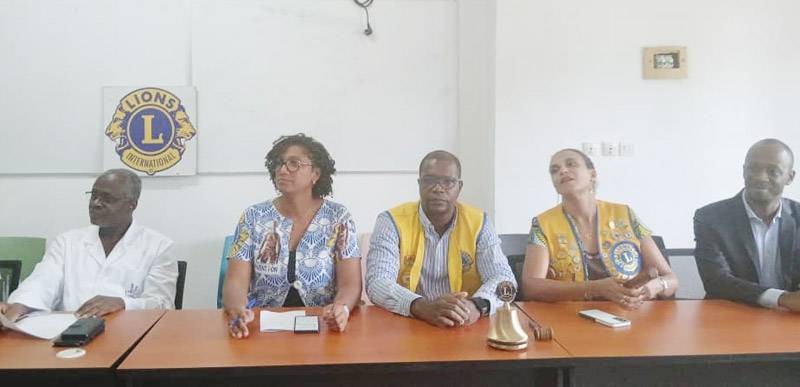 Des responsables des deux clubs services et ceux de l'oncologie pédiatrique du Chu de Treichville lors de la remise des dons