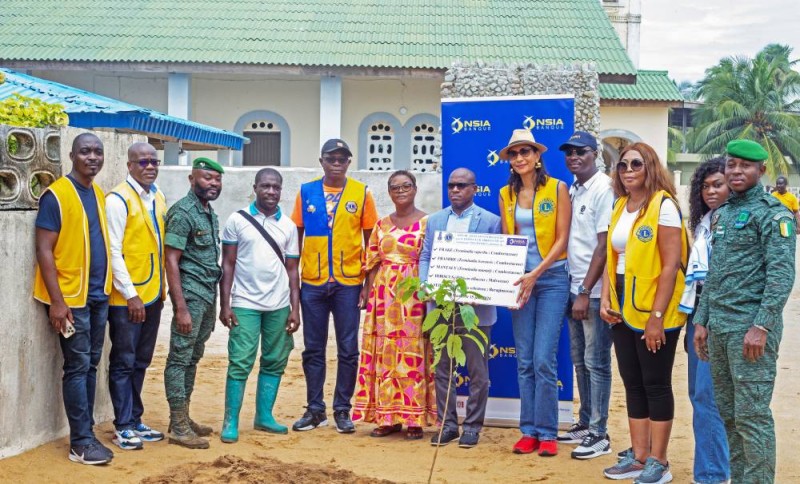 Planting d'arbres, le Lions Club Abidjan Filao en collaboration avec la Sodefor et le Lions Club International, et avec la participation de Nsia Banque Ci