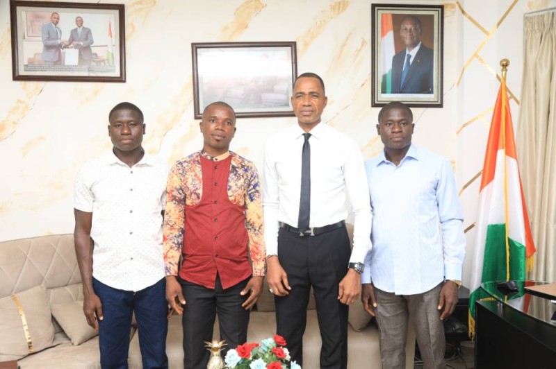 Yamoussa Coulibaly (en cravate) satisfait de la visite de ses collaborateurs (Photo DR)
