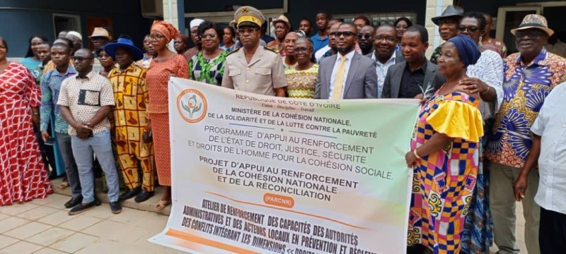 Il s’agissait pour les représentants de la société civile, d’autorités locales et leaders religieux de Dabou d’avoir des rudiments nécessaires sur la prévention et le règlement des conflits. (Ph: Dr)