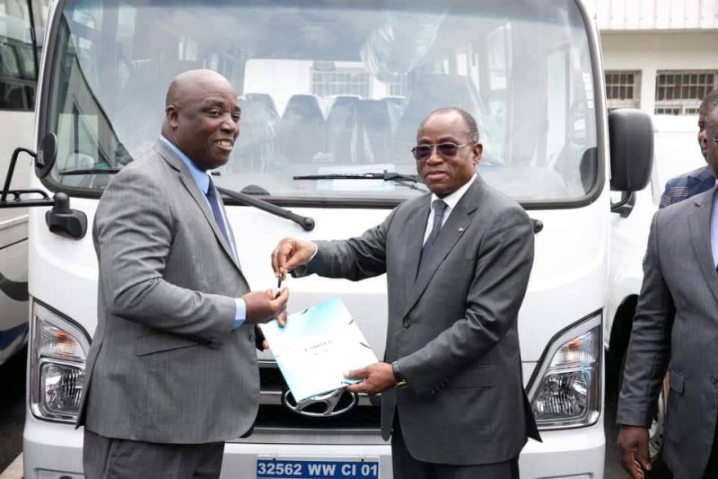Les bénéficiaires ont reçu les clés des véhicules des mains du ministre Koffi N'Guessan. (Ph: Dr)