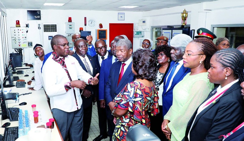 Le Président angolais, entouré de hautes personnalités ivoiriennes, en visite dans une usine de transformation de cacao (PH: Bosson Honoré)
