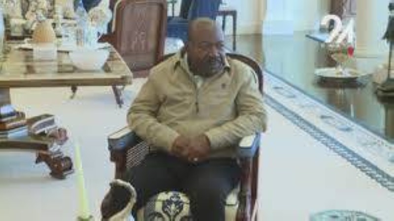 Cette capture vidéo réalisée à partir d'une vidéo non confirmée, dans un lieu non divulgué, obtenue par l'AFPTV le 30 août 2023 montre le président du Gabon, Ali Bongo Ondimba, le jour où il a été démis de ses fonctions par un coup de force de l'armée. © AFP 