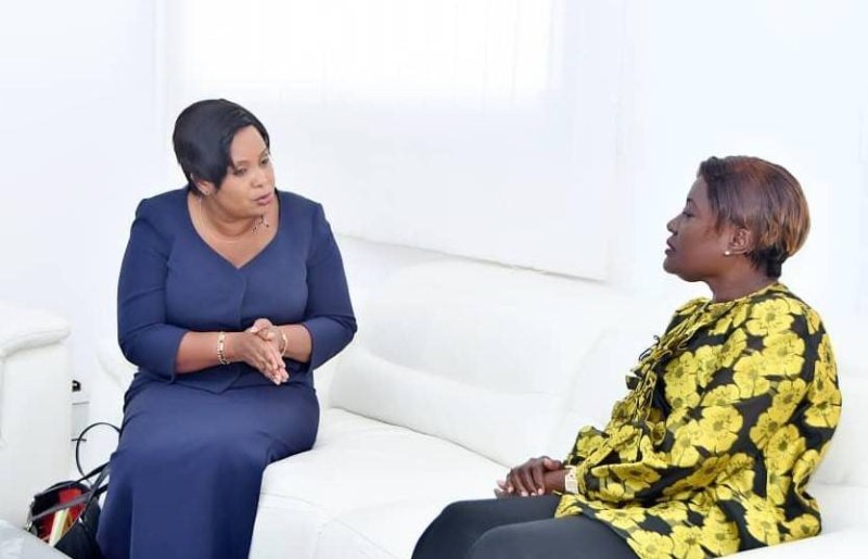 La Directrice des opérations de la Banque Mondiale, Marie-Chantal Uwanyiligira et le professeur Mariatou Koné, Ministre de l'Éducation Nationale et de l'Alphabétisation.