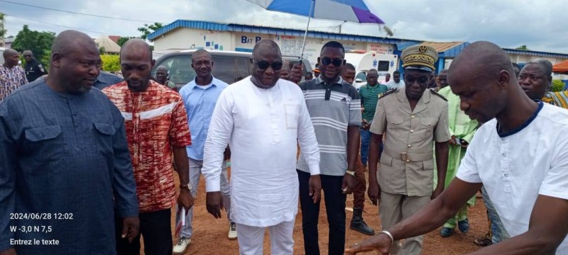 Yoboua Ceverin (en blanc) heureux de lancer les travaux. (Ph: Dr)