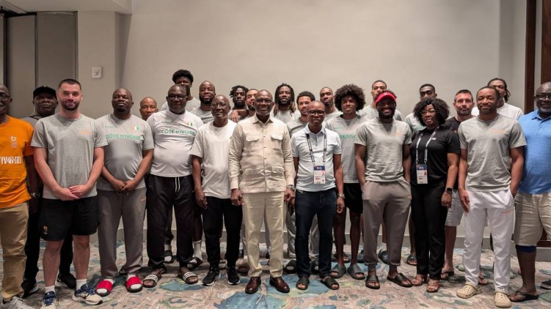 Le ministre Adjé Silas Metch (au centre) en compagnie des Eléphants basketteurs (DR) 