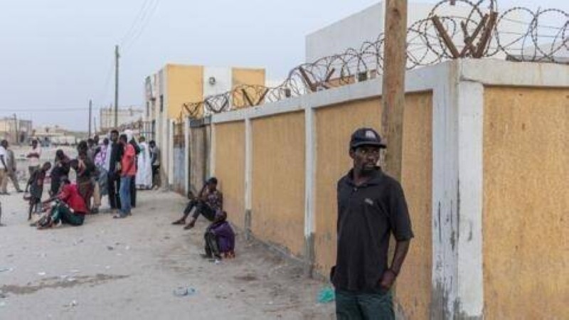  [Image d'illustration] Un homme à l'extérieur d'un bureau de vote, à Nouakchott, en Mauritanie, le 29 juin 2024. AFP - MED LEMINE RAJEL 