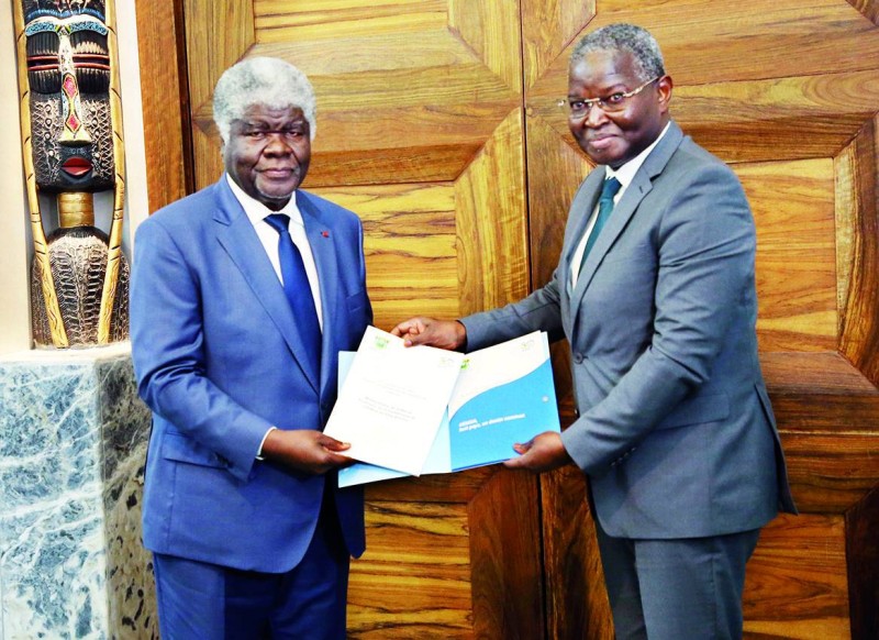 Le Premier ministre, Robert Beugré Mambé, a reçu le mémorandum de la 9e édition de la Revue annuelle des réformes, politiques, programmes et projets de l’Uemoa sur la Côte d’Ivoire. (Ph: Sébastien Kouassi)