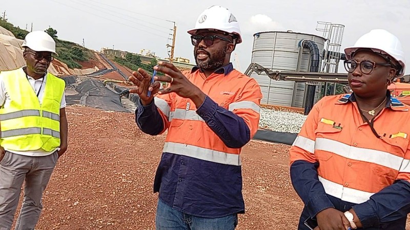 Le DG Soro Drissa DG SMI et Mme Ouattara directrice pays Endeavour Mining ( la vanne défectueuse à l'arrière plan) (Ph: Saint Tra Bi)