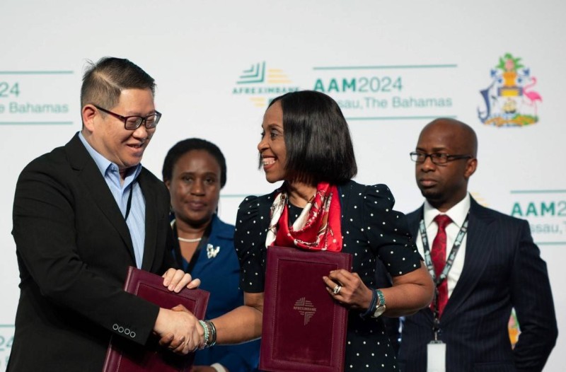 Dr Stephen Teang, directeur général de BSMART Technology Ltd. échange le dossier d'accord de facilité signé avec Mme Kanayo Awani, vice-présidente exécutive d'Afreximbank. Nous regardons la responsable des relations clients de la Banque pour l'Afrique de l'Est, Mme Farida Kasujja, et le directeur principal des affaires juridiques, Joseph Ifebunandu.