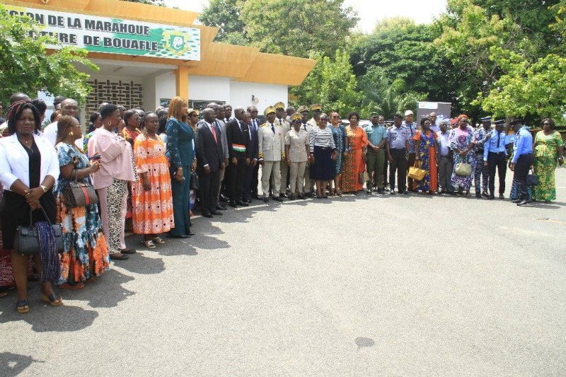 Participants et officiels ont sacrifié au rituel de la photo de famille. (DR)