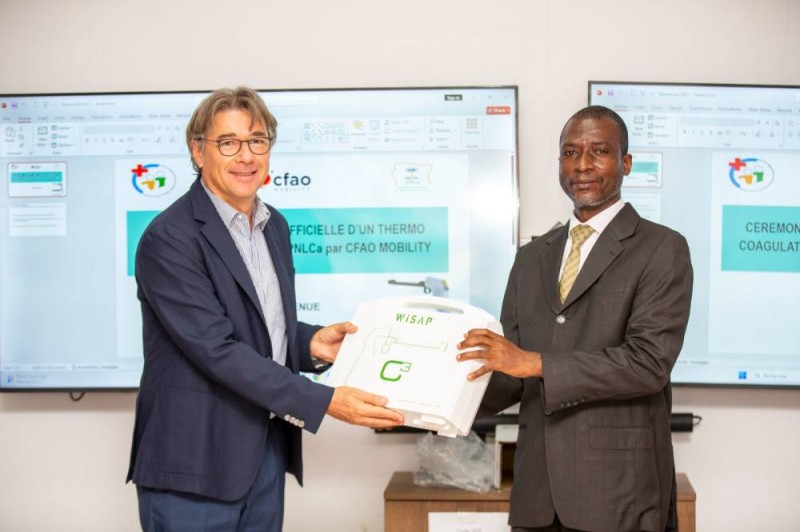 Remise symbolique de l’appareil de thermoablation au représentant du Programme national de lutte contre le cancer (Pnlca). (Ph: Dr)