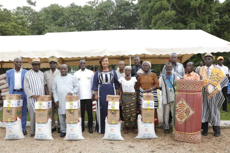 La ministre Myss Belmonde Dogo a fait des d ons en vivres et non vivres composés de 200 sacs de riz ,30 cartons d’huile, 30 cartons de tomate, 30 cartons de savons, 150 nattes, 25 tonnes de ciment et 1000 feuilles de tonnes. (DR)