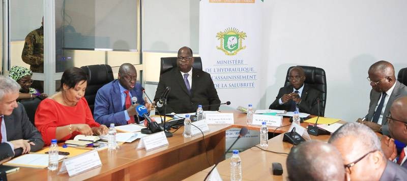 Ousmane Diagana, vice-président de Banque mondiale pour l’Afrique de l’ouest et du centre (cravate rouge) a eu une séance de travail avec les ministres Bouaké Fofana, Laurent Tchagba et Jacques Konan Assahoré. (Ph: Dr)