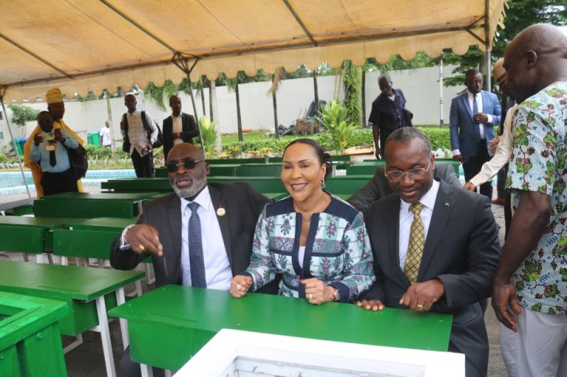 Le maire de Cocody, Jean Marc Yacé, la directrice de l'Anged et le directeur de cabinet adjoint du ministre de l'Hydraulique, de l'assainissement et de la salubrité assis sur une table banc faite de déchets valorisés. (DR)