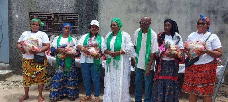 La présidente de l’association de bienfaisance, présidente de l’Ong, Fanta Guindo (en robe blanche) a posé avec des bénéficiaires. (Ph: Dr)