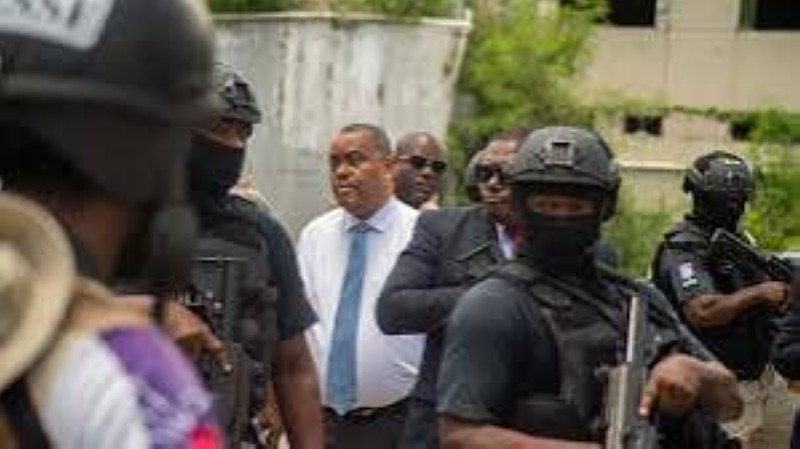 Le Premier ministre haïtien Garry Conille visite l'hôpital général après la prise de contrôle de la police nationale à Port-au-Prince, le 9 juillet 2024. AFP - CLARENS SIFFROY