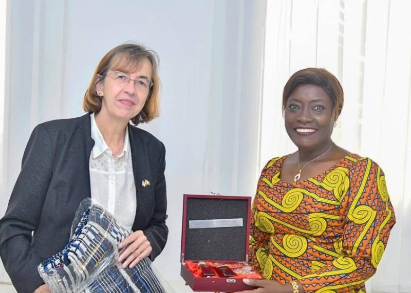 Mme Nicole Gesnot et la ministre Mariatou Koné