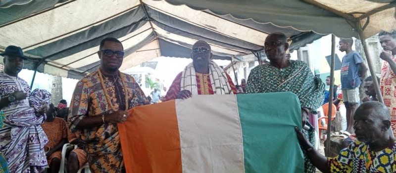 Djomo Hyacinthe (à gauche) remettant le drapeau à la génération Dougbo. (Ph: Dr)