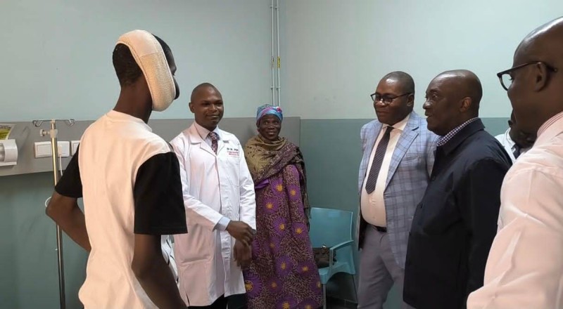 La délégation d'Éric Taba avec les médecins et Yapo Franck, le jeune miraculé.