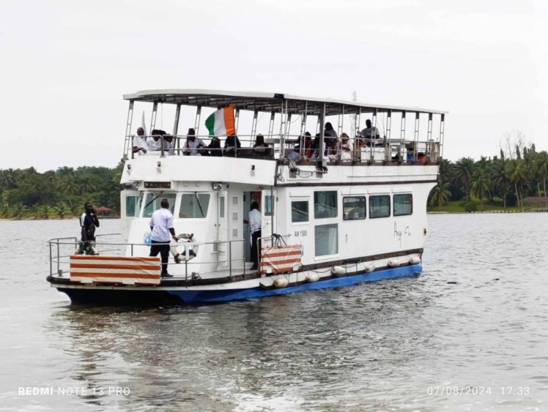 Le navire transportant les croisiéristes du Sunset Tour. (Ph: Dr)