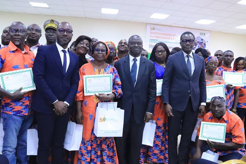 Les apprenants, heureux de recevoir leurs documents de fin de formation. (Ph: Dr)