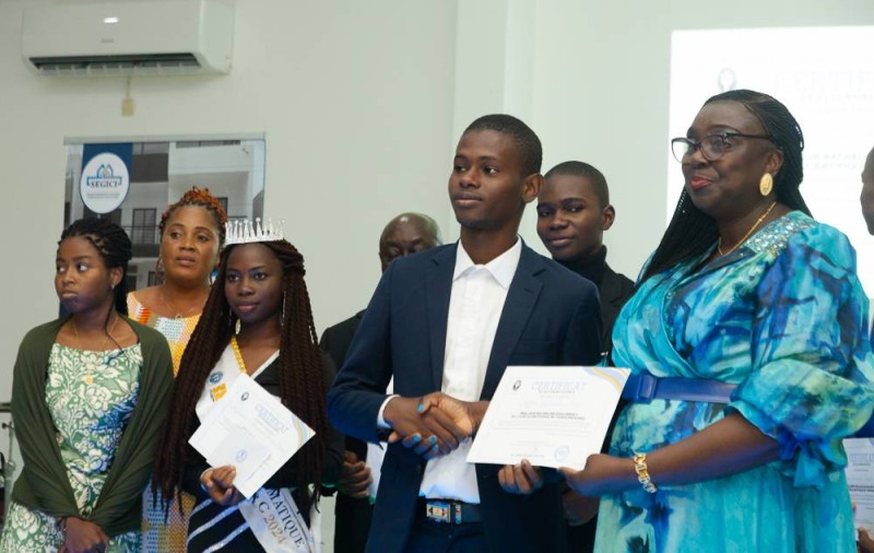 Les auteurs des meilleures performances académiques du lycée ont été célébrés. (Ph: Dr)