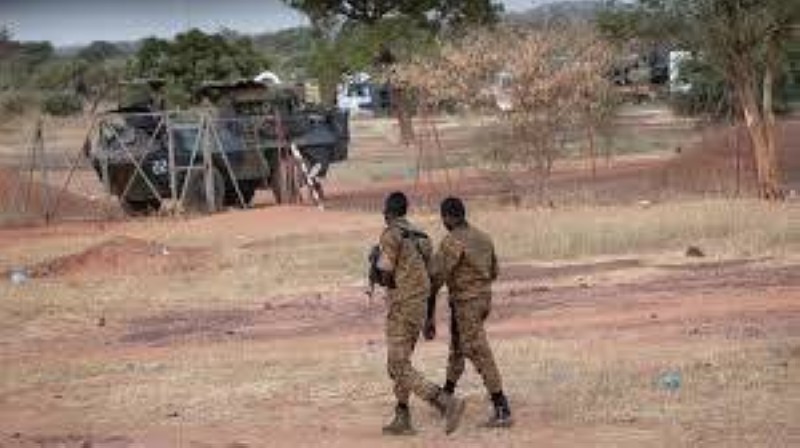  Le procureur substitut Abdoul Gafarou Nacro sera détaché à un groupe des forces armées à Kaya, dans le nord du Burkina Faso. Ici, des soldats dans cette ville, le 20 novembre 2021 (image d'illustration) © Olympia de Maismont / AFP 